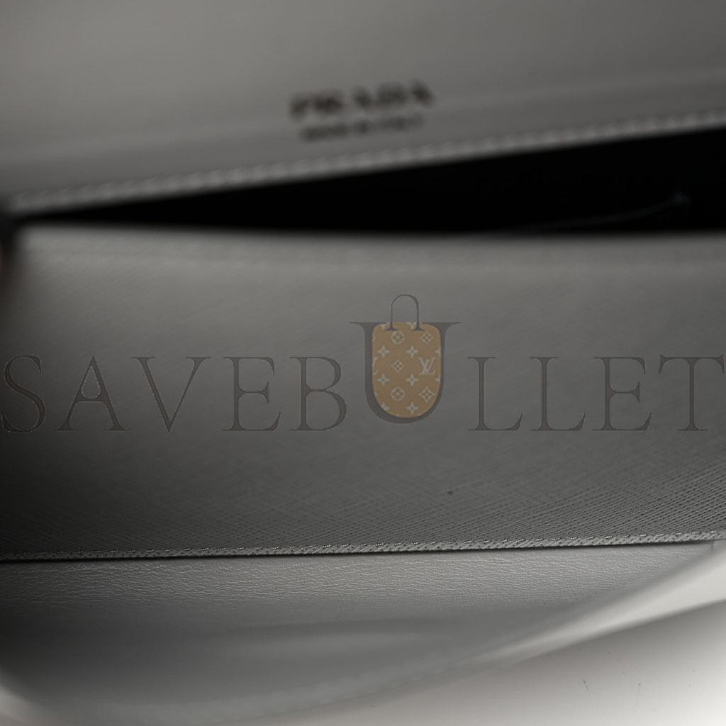 Pra*a city calfskin saffiano envelope flap with chain nube (20*13*4cm)