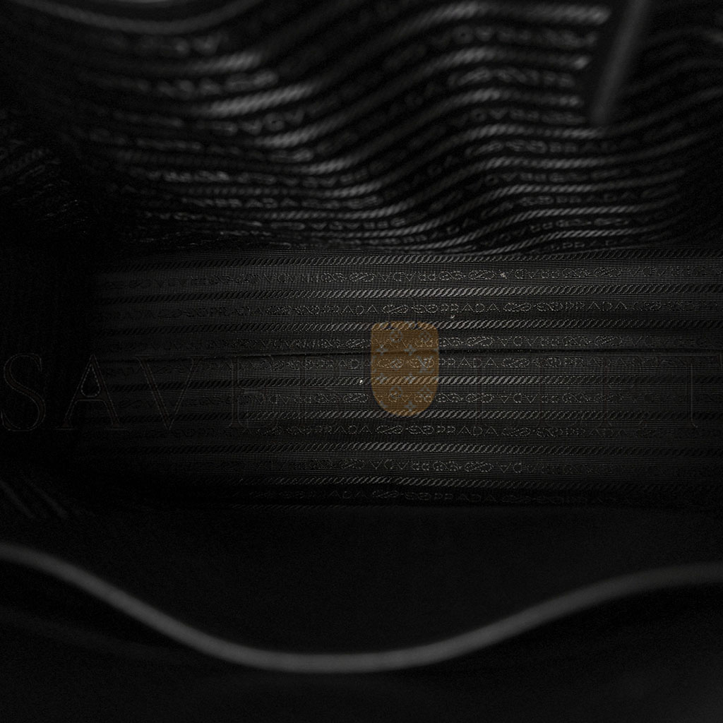 Pra*a soft calfskin triangolo symbole embossed medium tote black (35*27*11cm)